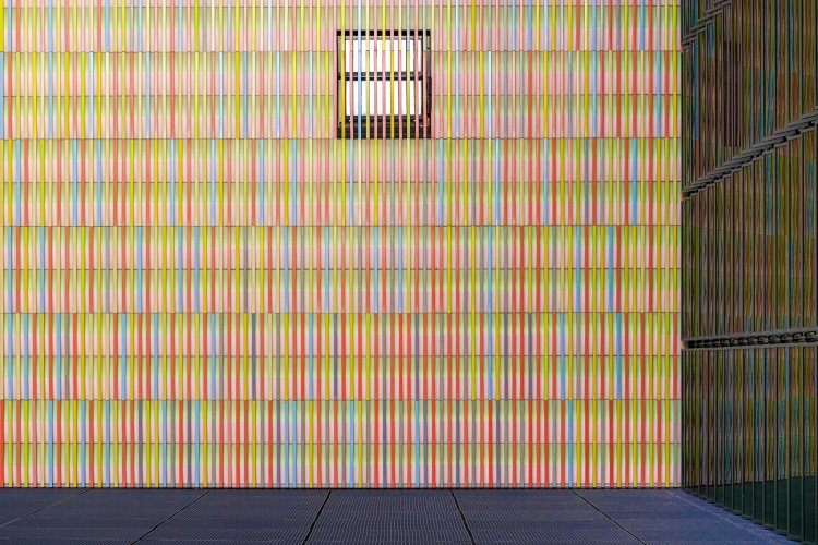 The colorful Facade of the Brandhorst Museum in Munich by Architects Louisa Hutton and Matthias Sauerbruch