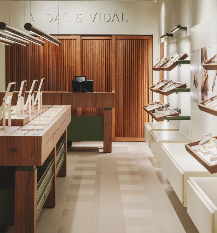 A SPACE ABOUT reinterprets the Menorcan atelier of the prestigious jewelry VIDAL & VIDAL to design its new store in Barcelona