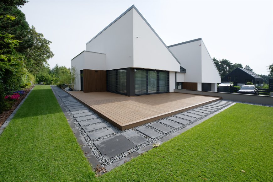 Split-Level Residence in Puszczykowo, Poland